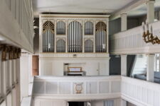 Hell erleuchtete Langenwolmsdorfer Orgel