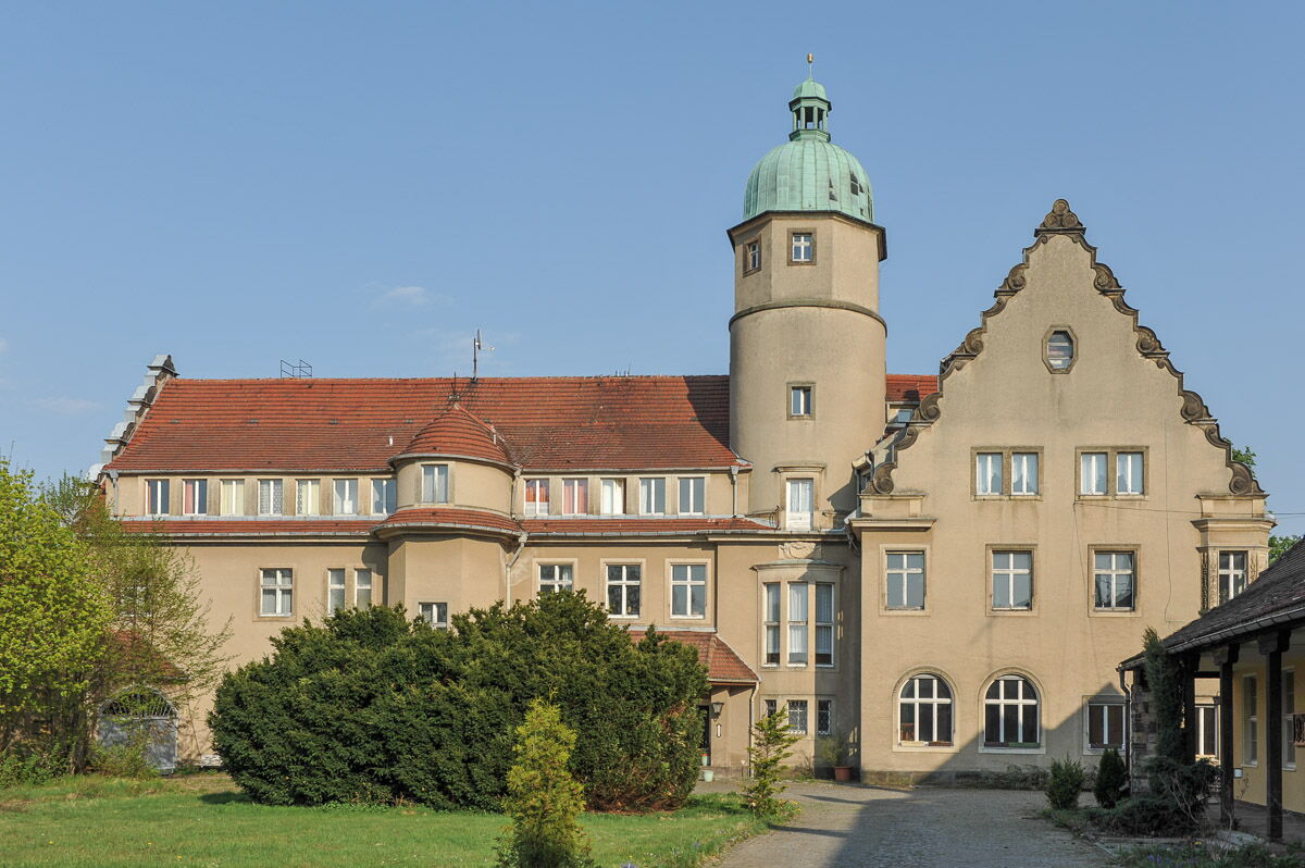 Frontalansicht des bäischen Schlosses in Helmsdorf
